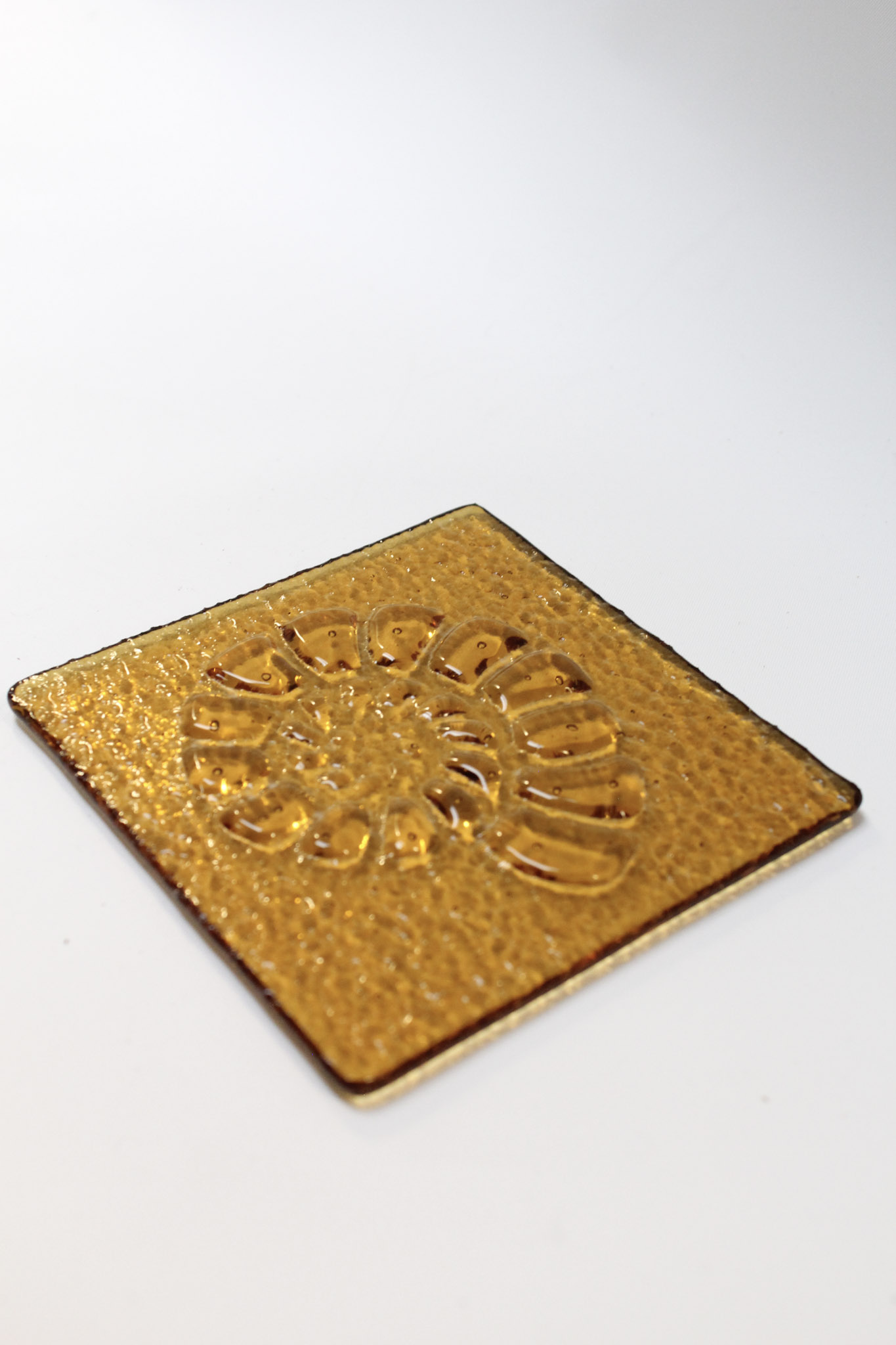 Gold glass with curved shell engraved.